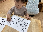 つくし組だより☆彡室内でシール貼り遊び♪